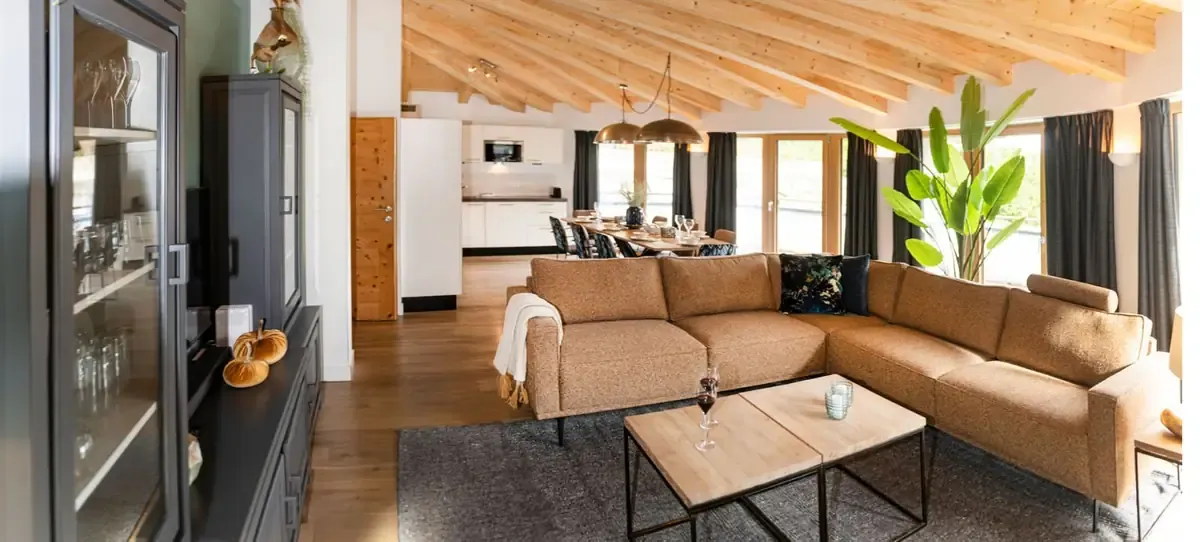 Penthouse in Kaprun – Außenansicht und Wohnbereich