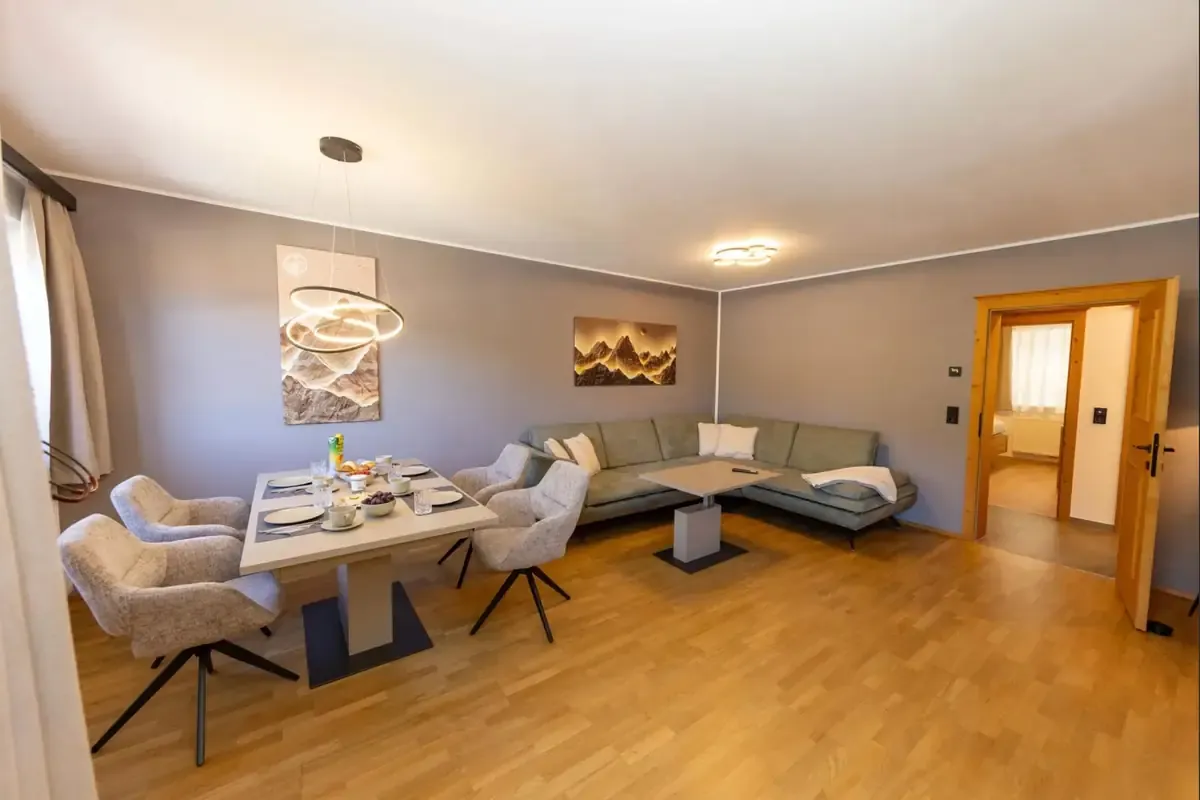 Ferienwohnung in Maria Alm – Außenansicht und Wohnbereich
