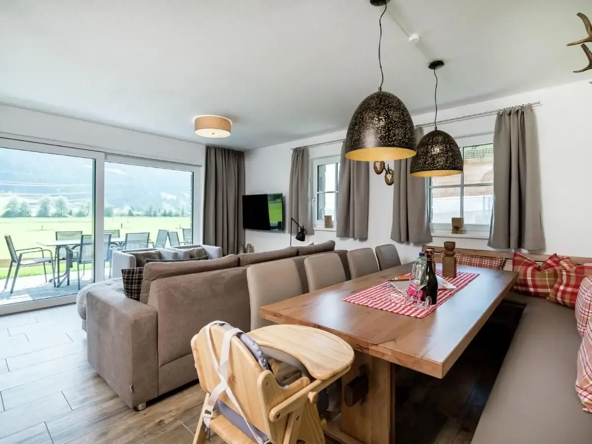 Luxus-Chalet in Mittersill – Außenansicht und Wohnbereich