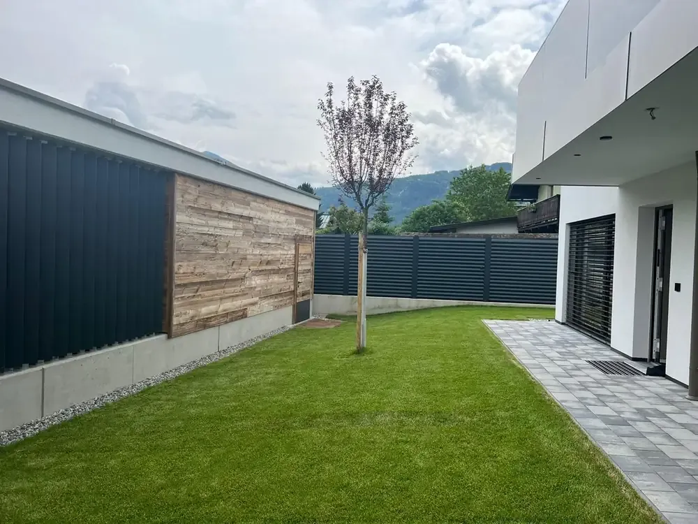 Ferienwohnung in Seefeld – Außenansicht und Wohnbereich